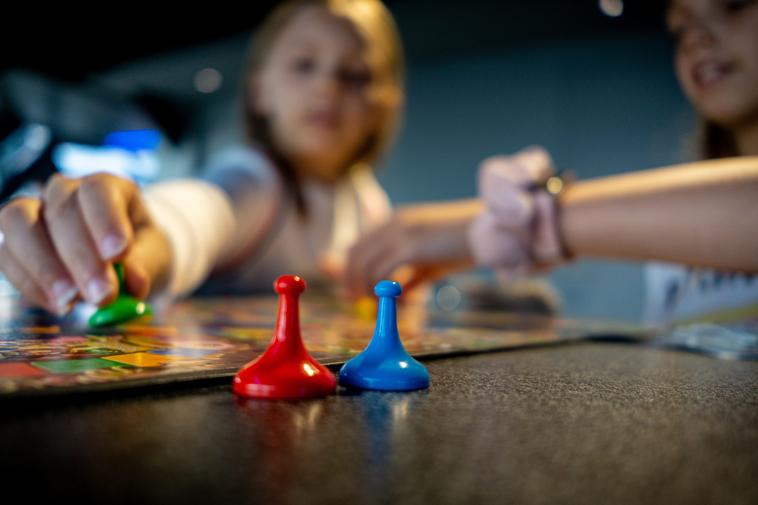 Gemeinsame Spieleabende in der Quarantäne entspannen, machen Spaß und fördern auch die Kreativität der Kinder.