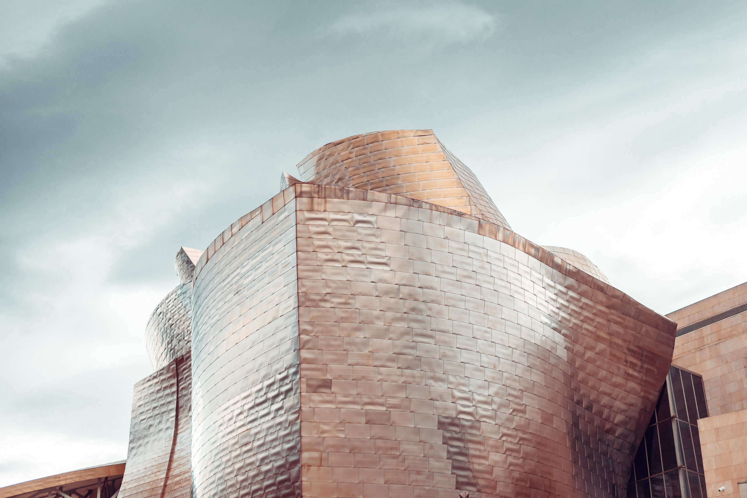 Das Guggenheim Museum im Bilbao gehört zu den architektonisch schönsten Museen der Welt. Foto rubenchase via Envato