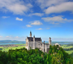 Schloss Neuschwanstein, ein Muss für Touristen aus der ganzen Welt. Foto Nataljusja via Envato.