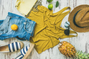 Die Modetrends des Jahres 2022 faszinieren durch bunte Sommerstyles. Foto sonyakamoz via Envato
