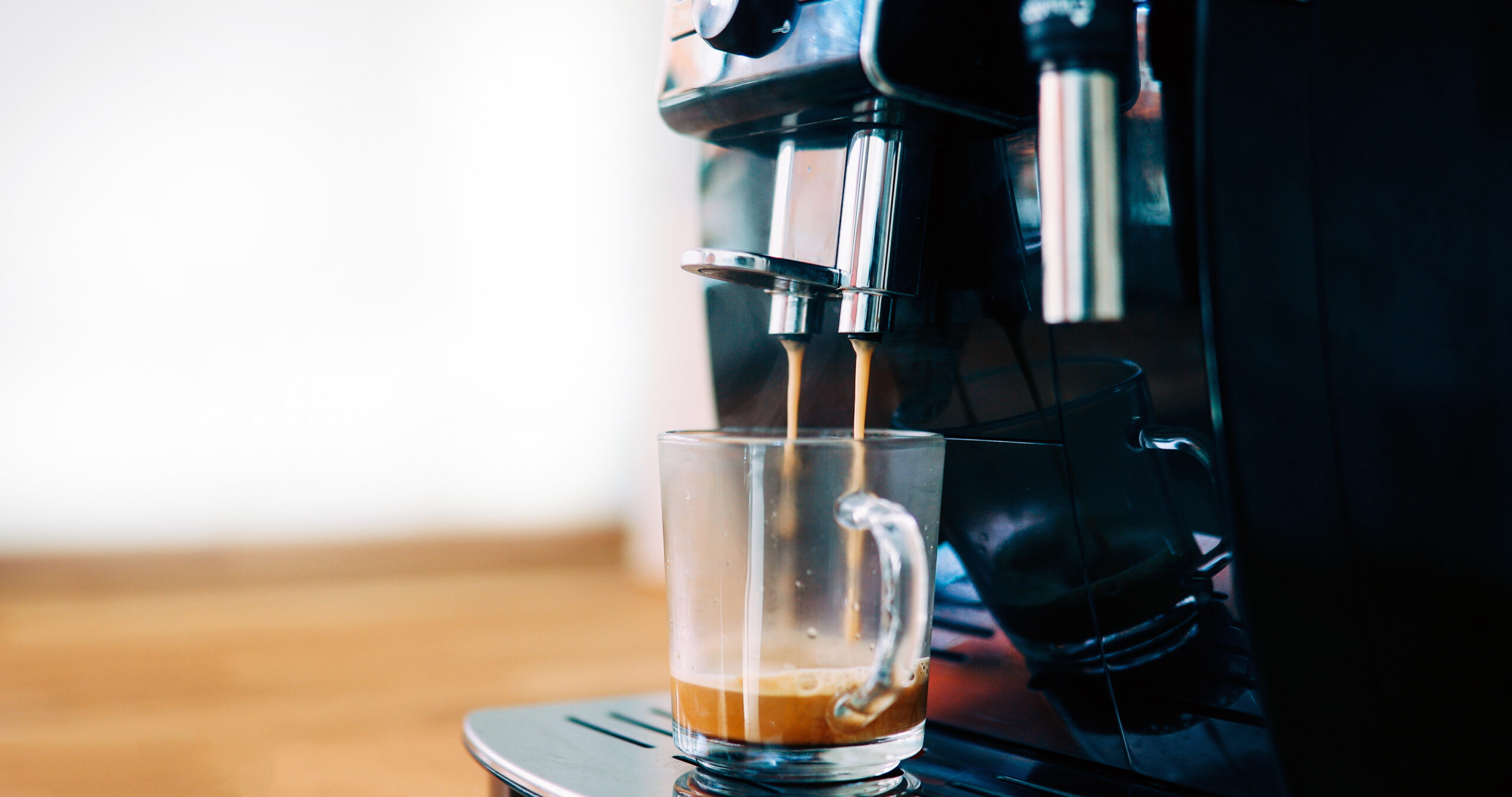 Eine Kaffeemaschine sollte regelmäßig entkalkt werden. Foto: nd3000 via Envato