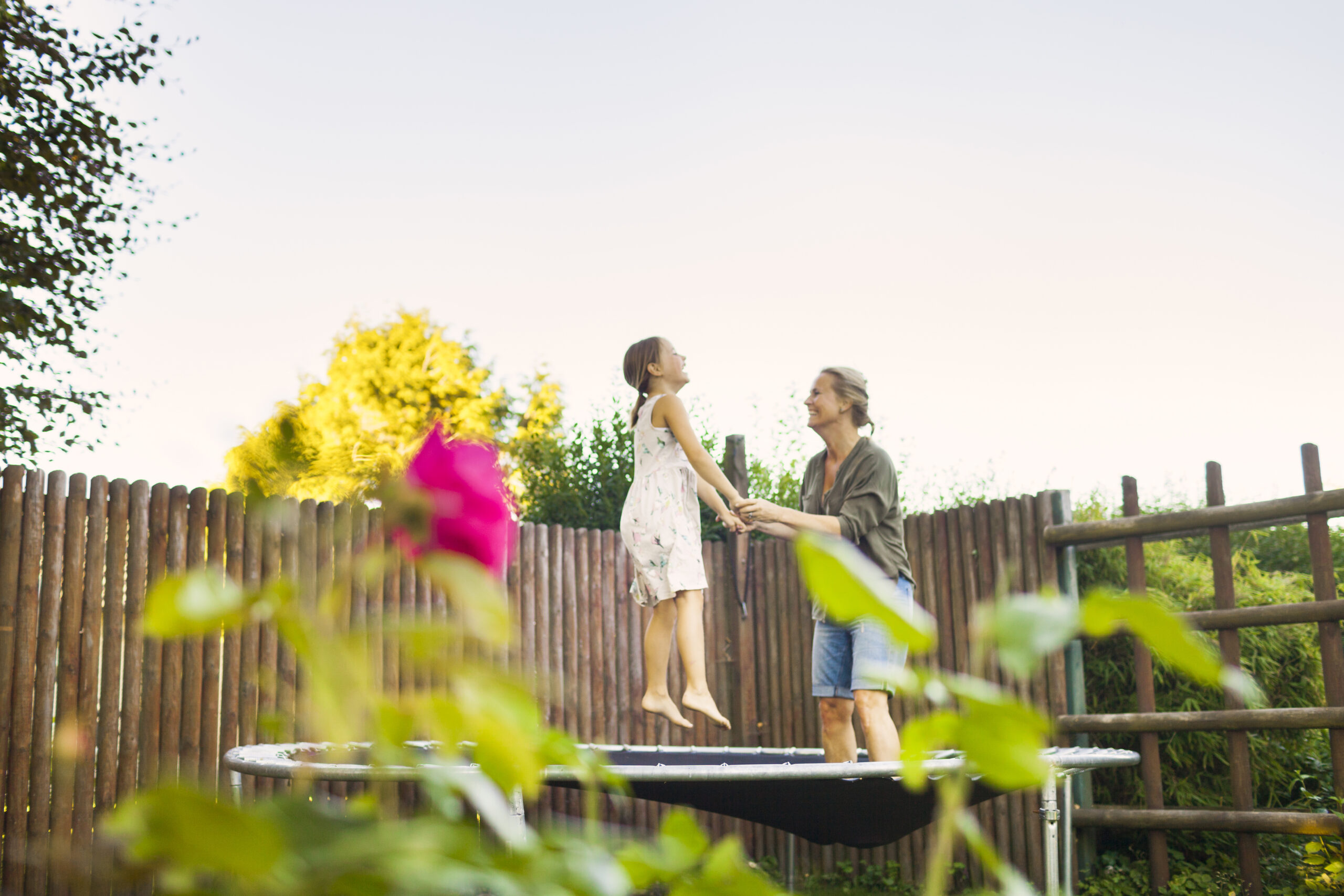 Ein Trampolin gehört zu den beliebtesten Outdoor Spielzeugen für den Garten. Foto astrakanimages via Envato